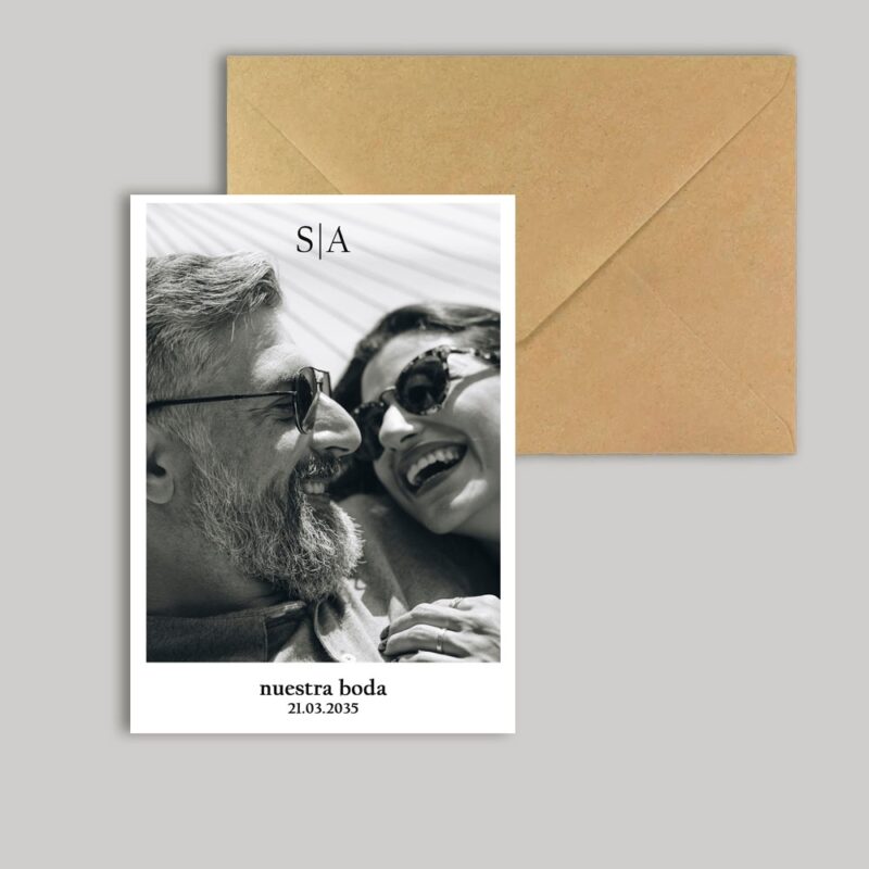 Invitación de boda Iniciales fotográfica en blanco y negro