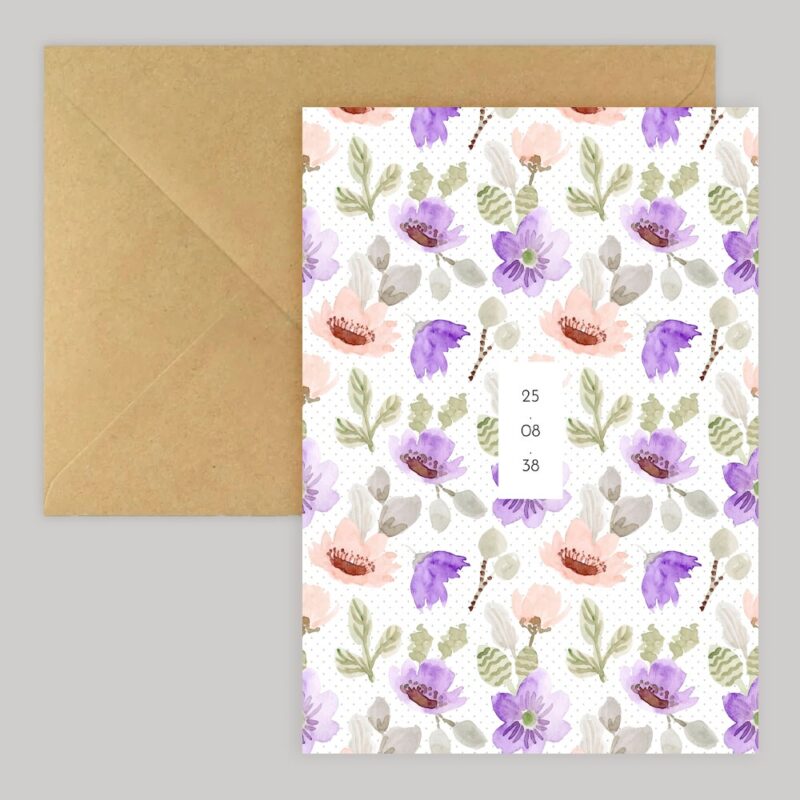 Invitación trasera con flores lilas y sobre Kraft
