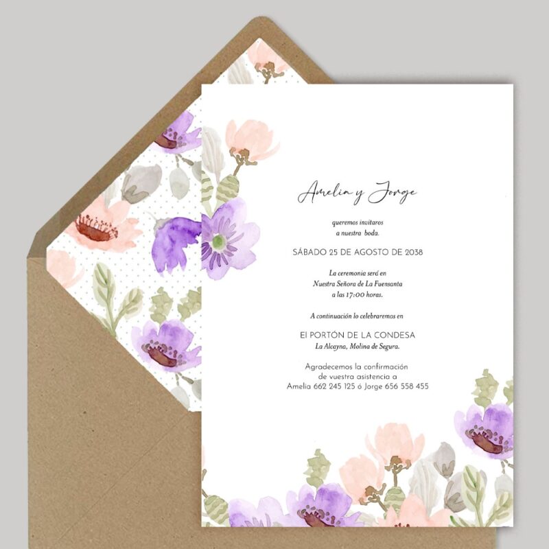 Invitación con flores lilas y sobre Kraft forrado
