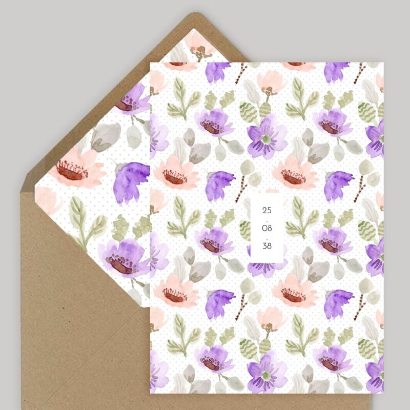 Invitación trasera con flores lilas y sobre Kraft forrado