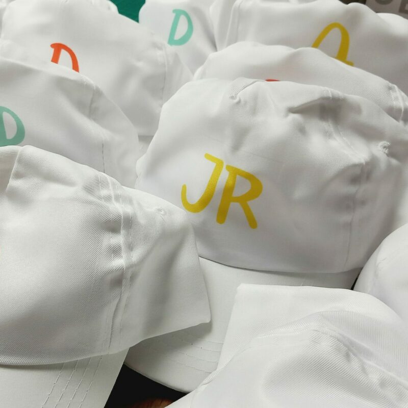 Gorra blanca con inicial - Imagen 9