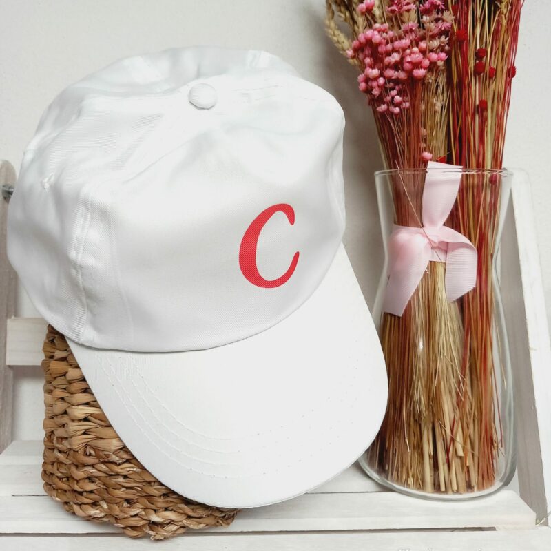 Gorra blanca con inicial - Imagen 7