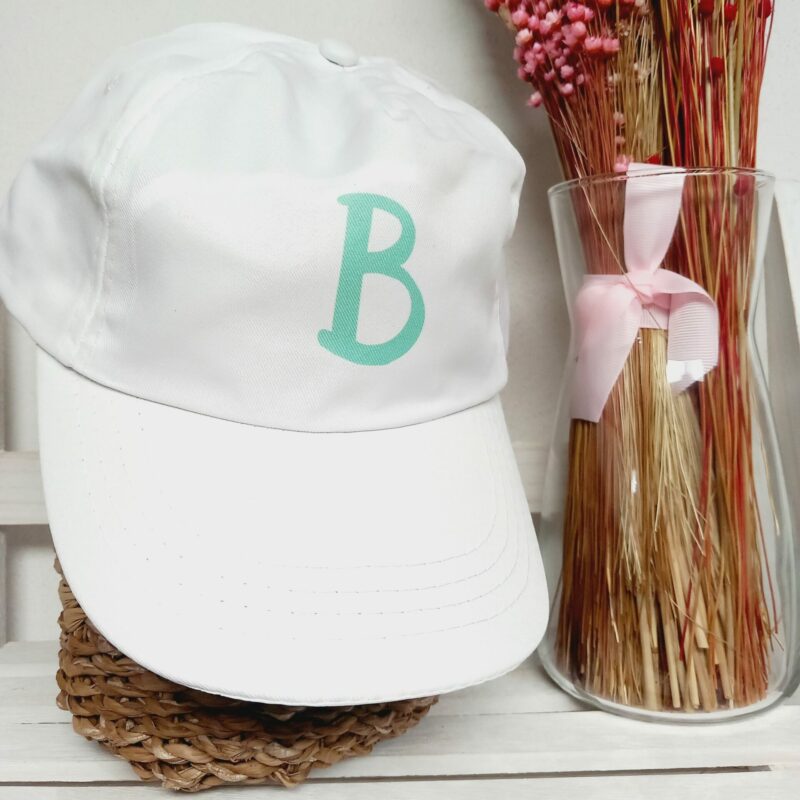 Gorra blanca con inicial