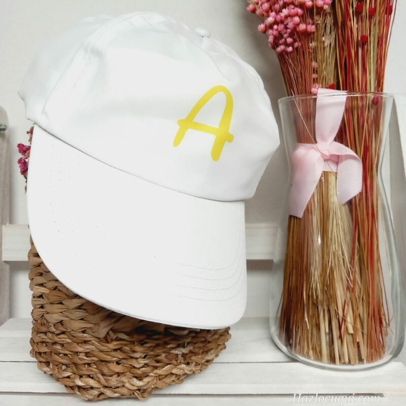 Gorra blanca con inicial - Imagen 2