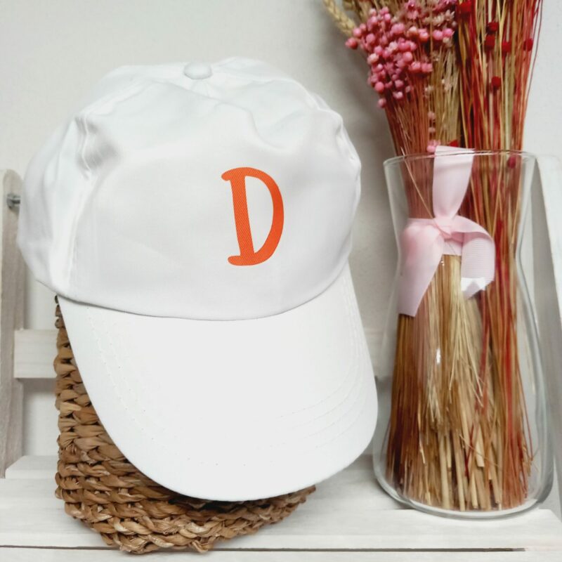 Gorra blanca con inicial - Imagen 4