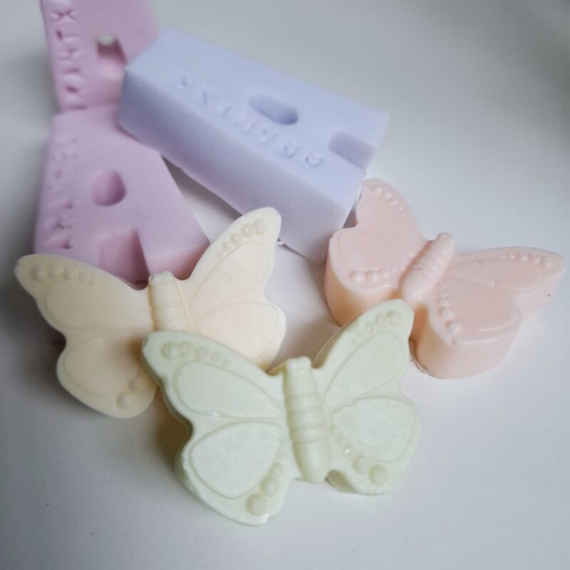 Inicial XL con mariposa de jabón - Imagen 3