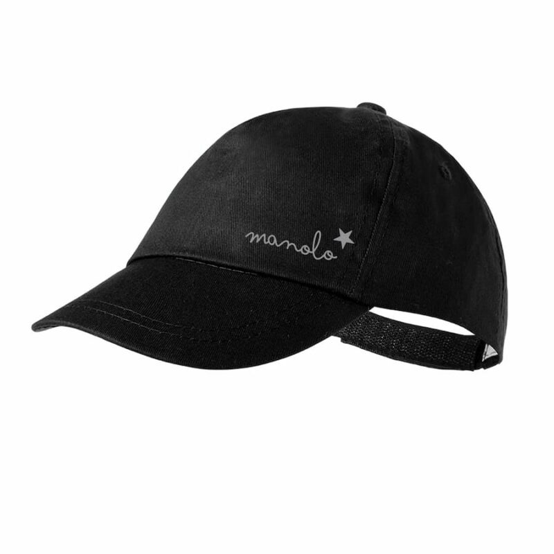 gorra negra con nombre gris