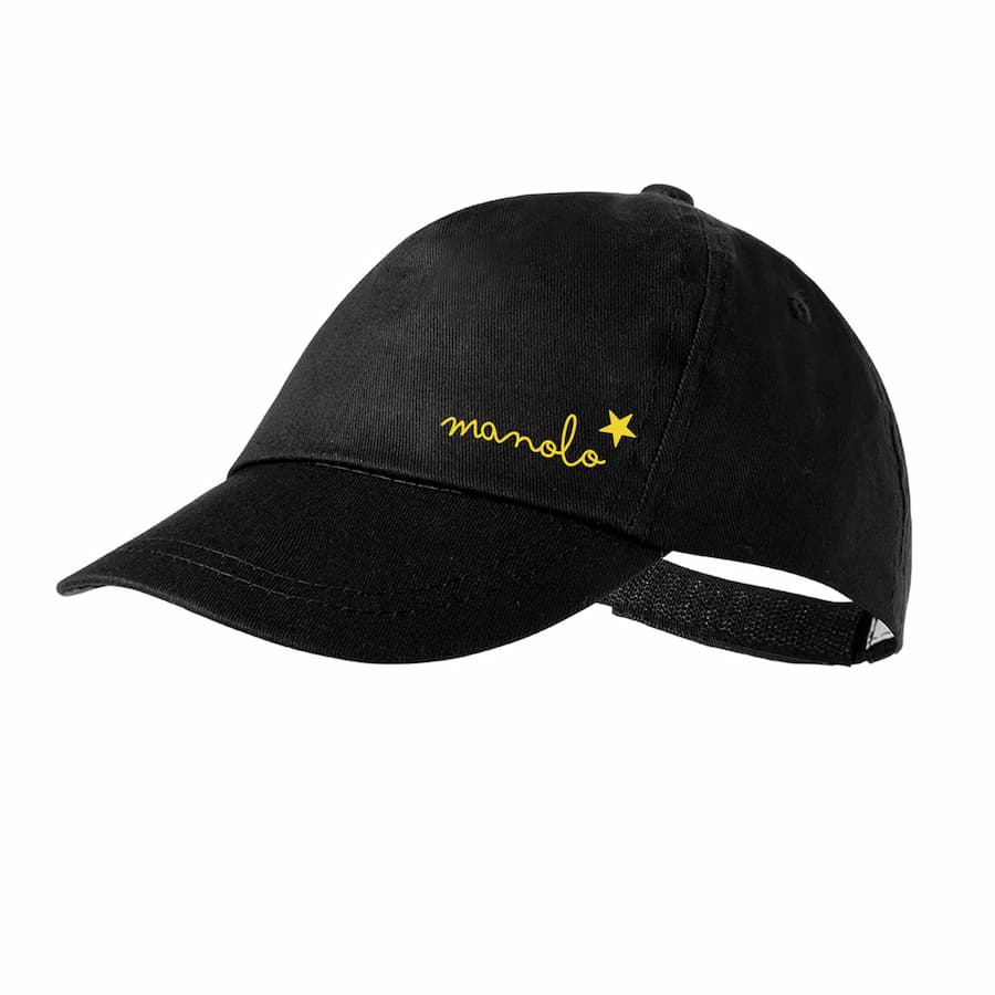 gorra negra con nombre amarillo