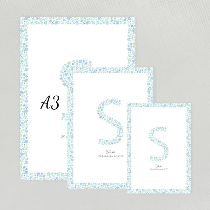 Lamina decorativa personalizada con inicial y marco con fondo de flores azules disponible en varias medidas opción marco de madera color blanco