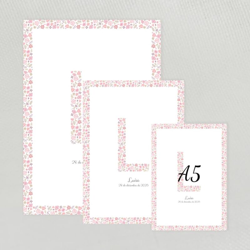 Lamina decorativa personalizada con inicial y marco con fondo de flores claritas disponible en varias medidas opción marco de madera color blanco