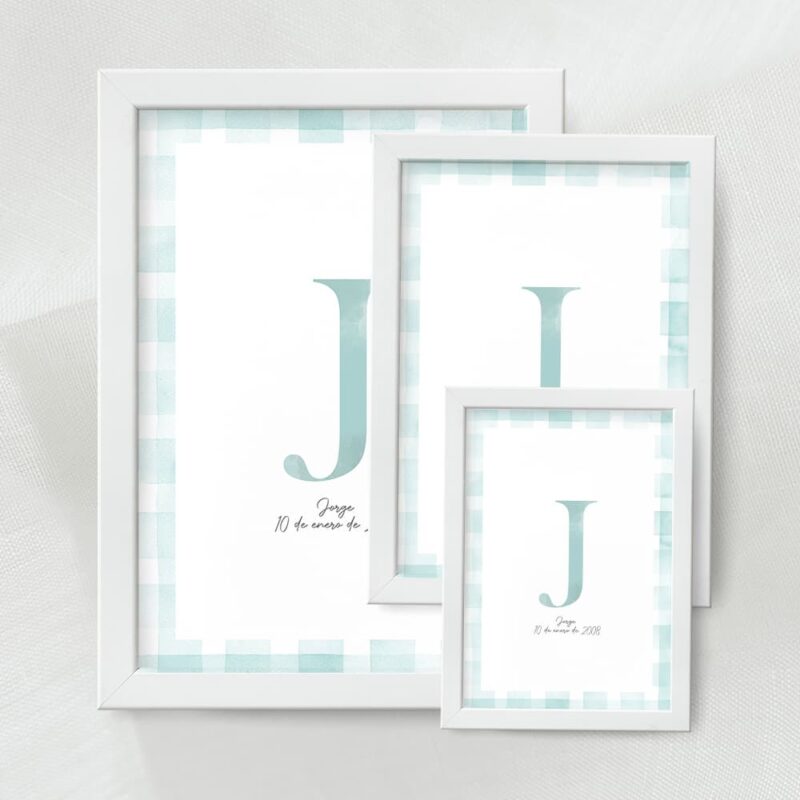 Lamina decorativa personalizada con inicial en acuarela y marco en acuarela vichy color verde agua con marco blanco