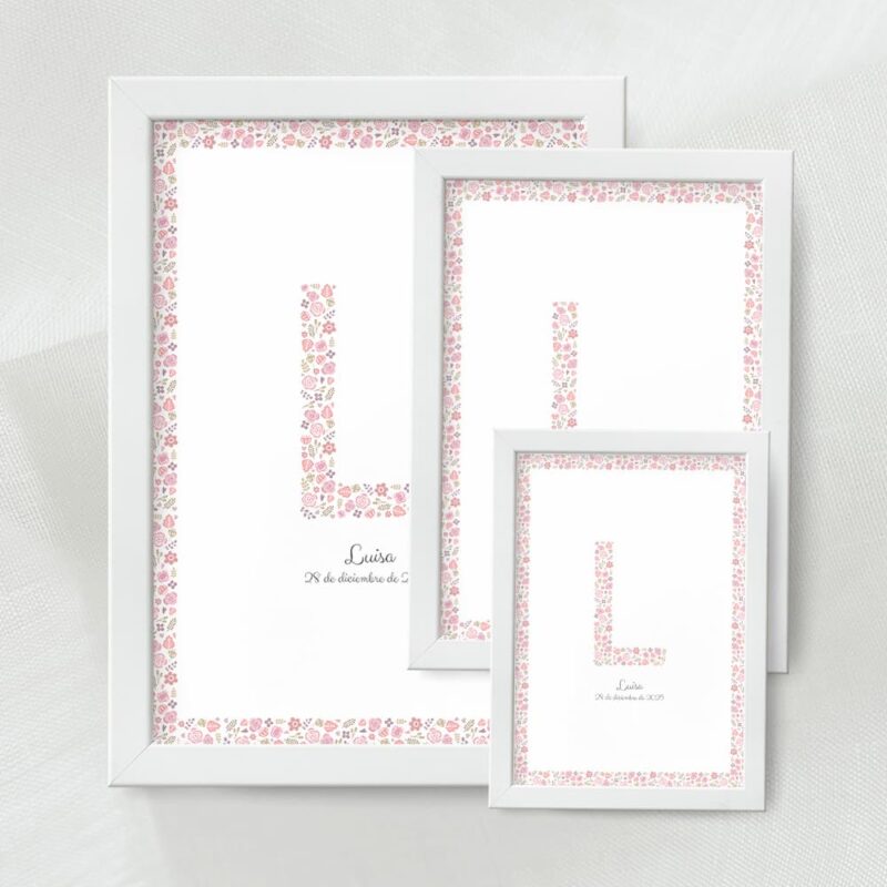 Lamina decorativa personalizada con inicial y marco con fondo de flores claritas disponible en varias medidas opción marco de madera color blanco