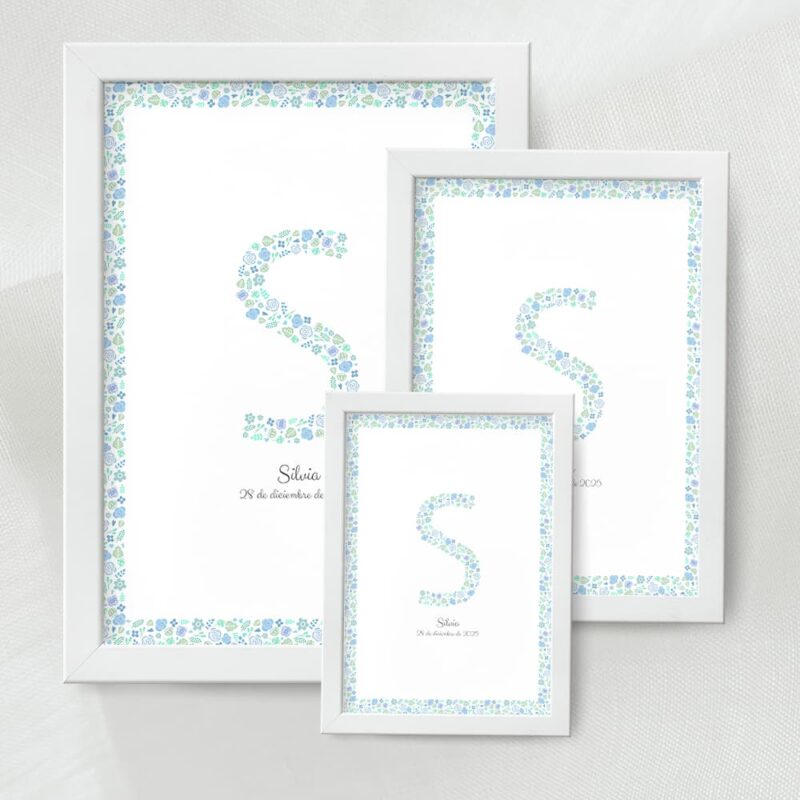 Lamina decorativa personalizada con inicial y marco con fondo de flores azules disponible en varias medidas opción marco de madera color blanco