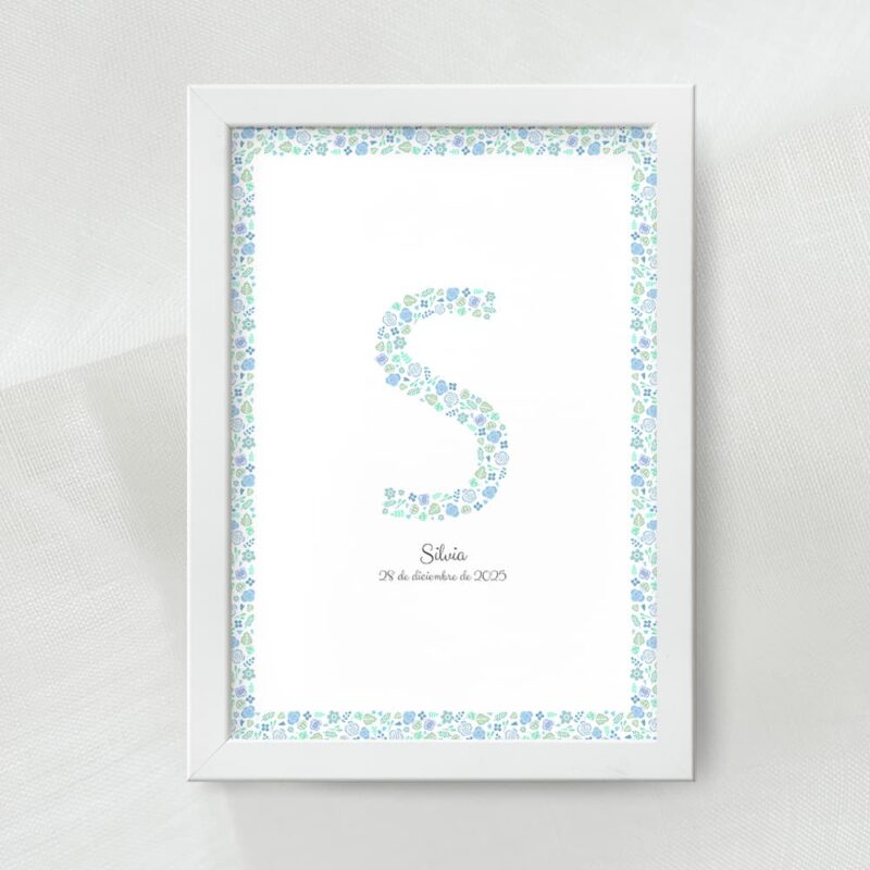 Lamina decorativa personalizada con inicial y marco con fondo de flores azules disponible en varias medidas opción marco de madera color blanco