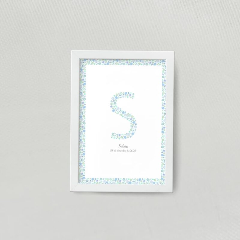 Lamina decorativa personalizada con inicial y marco con fondo de flores azules disponible en varias medidas opción marco de madera color blanco