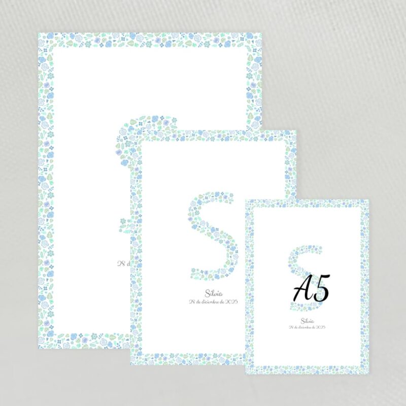 Lamina decorativa personalizada con inicial y marco con fondo de flores azules disponible en varias medidas opción marco de madera color blanco