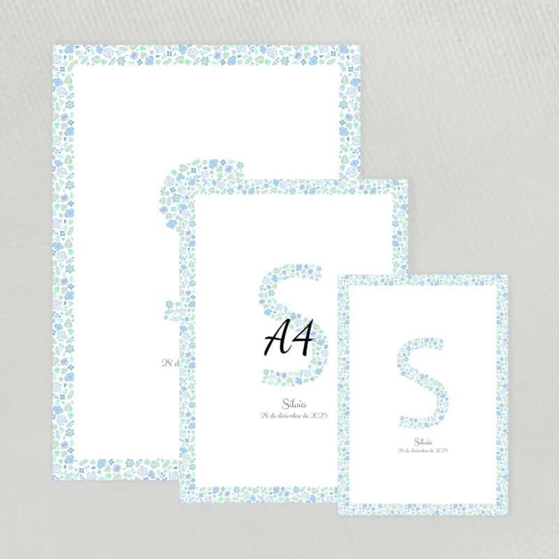 Lamina decorativa personalizada con inicial y marco con fondo de flores azules disponible en varias medidas opción marco de madera color blanco