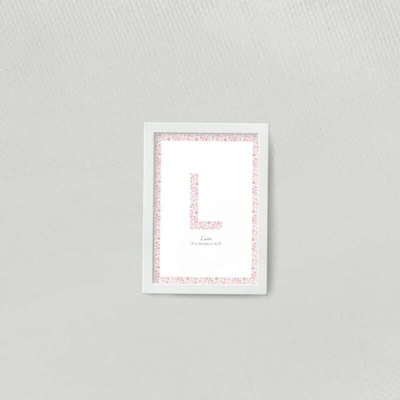 Lamina decorativa personalizada con inicial y marco con fondo de flores claritas disponible en varias medidas opción marco de madera color blanco