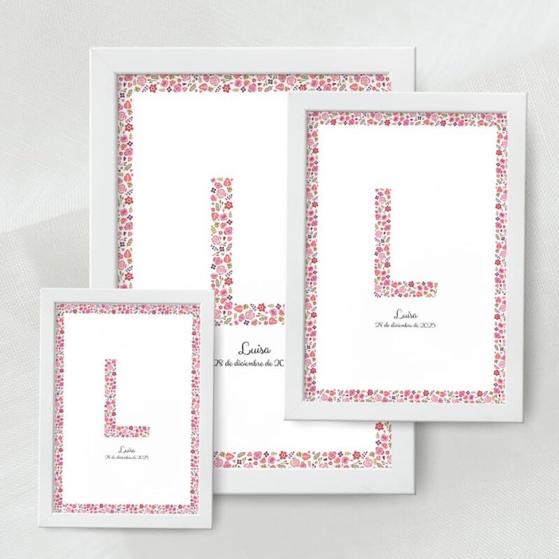 Lamina decorativa personalizada con inicial y marco con fondo de flores tonos rosa fuertes disponible en varias medidas opción marco de madera color blanco