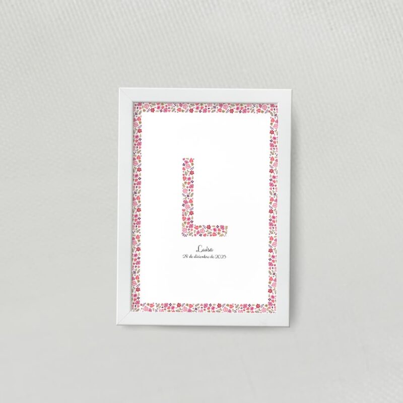 Lamina decorativa personalizada con inicial y marco con fondo de flores tonos rosa fuertes disponible en varias medidas opción marco de madera color blanco