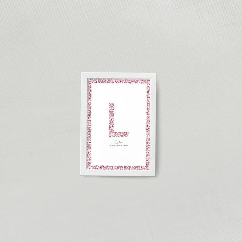 Lamina decorativa personalizada con inicial y marco con fondo de flores tonos rosa fuertes disponible en varias medidas opción marco de madera color blanco