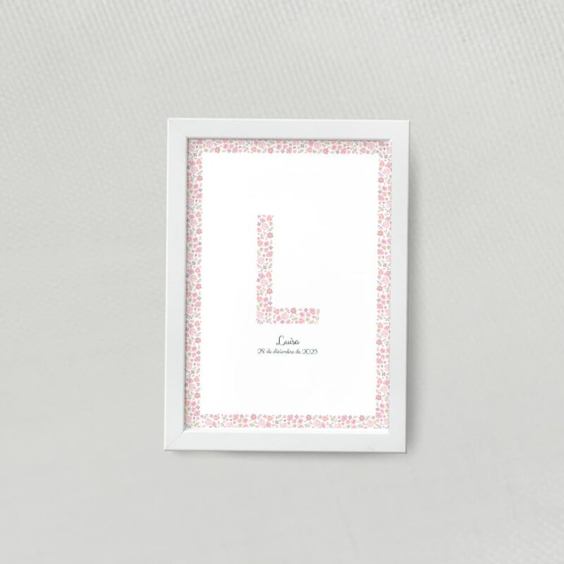Lamina decorativa personalizada con inicial y marco con fondo de flores claritas disponible en varias medidas opción marco de madera color blanco
