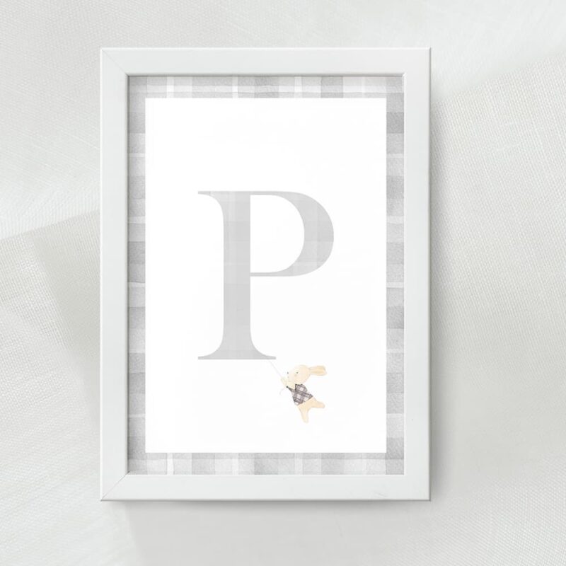 Lamina decorativa personalizada con inicial en acuarela y marco en acuarela vichy con una simpática ilustración color gris clarito con marco blanco