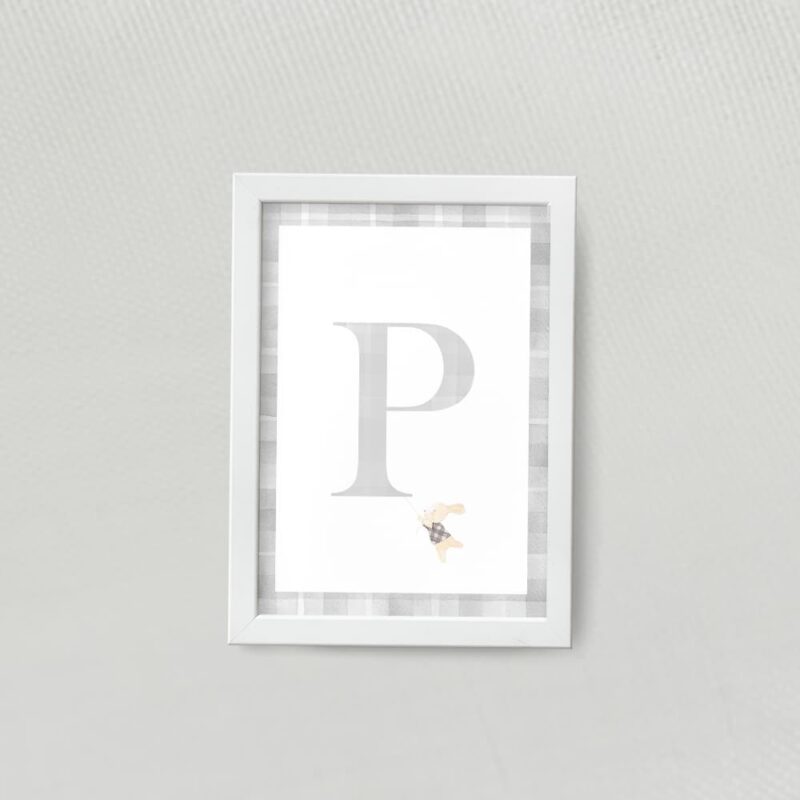 Lamina decorativa personalizada con inicial en acuarela y marco en acuarela vichy con una simpática ilustración color gris clarito con marco blanco a4