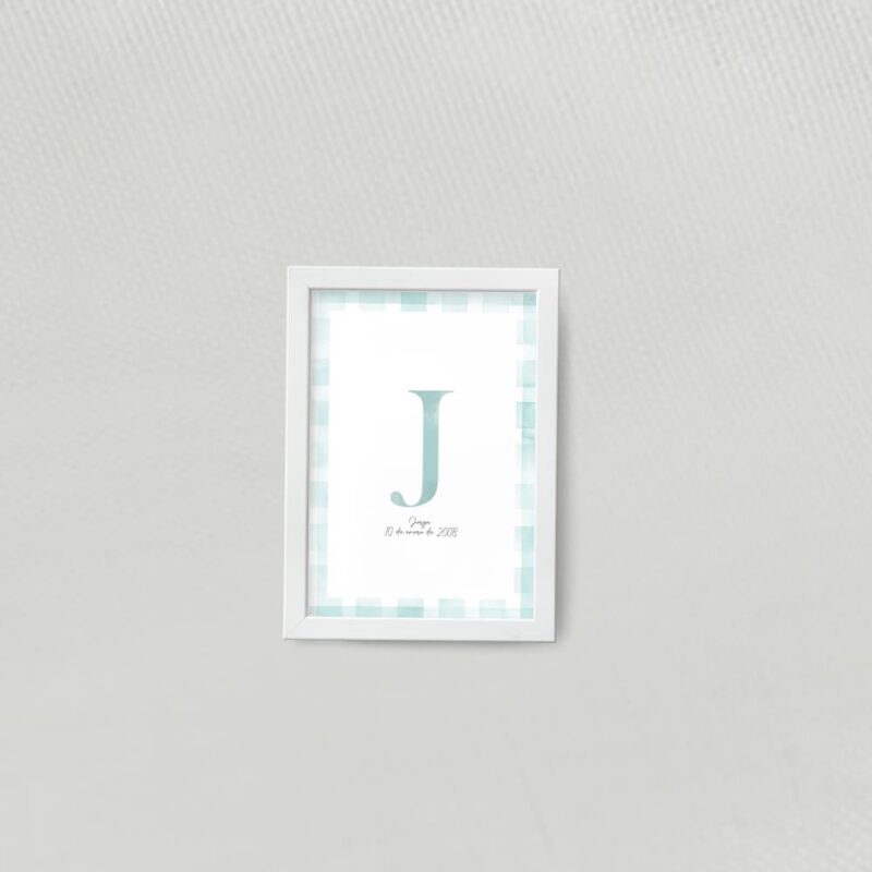 Lamina decorativa personalizada con inicial en acuarela y marco en acuarela vichy color verde agua con marco blanco tamaño A5