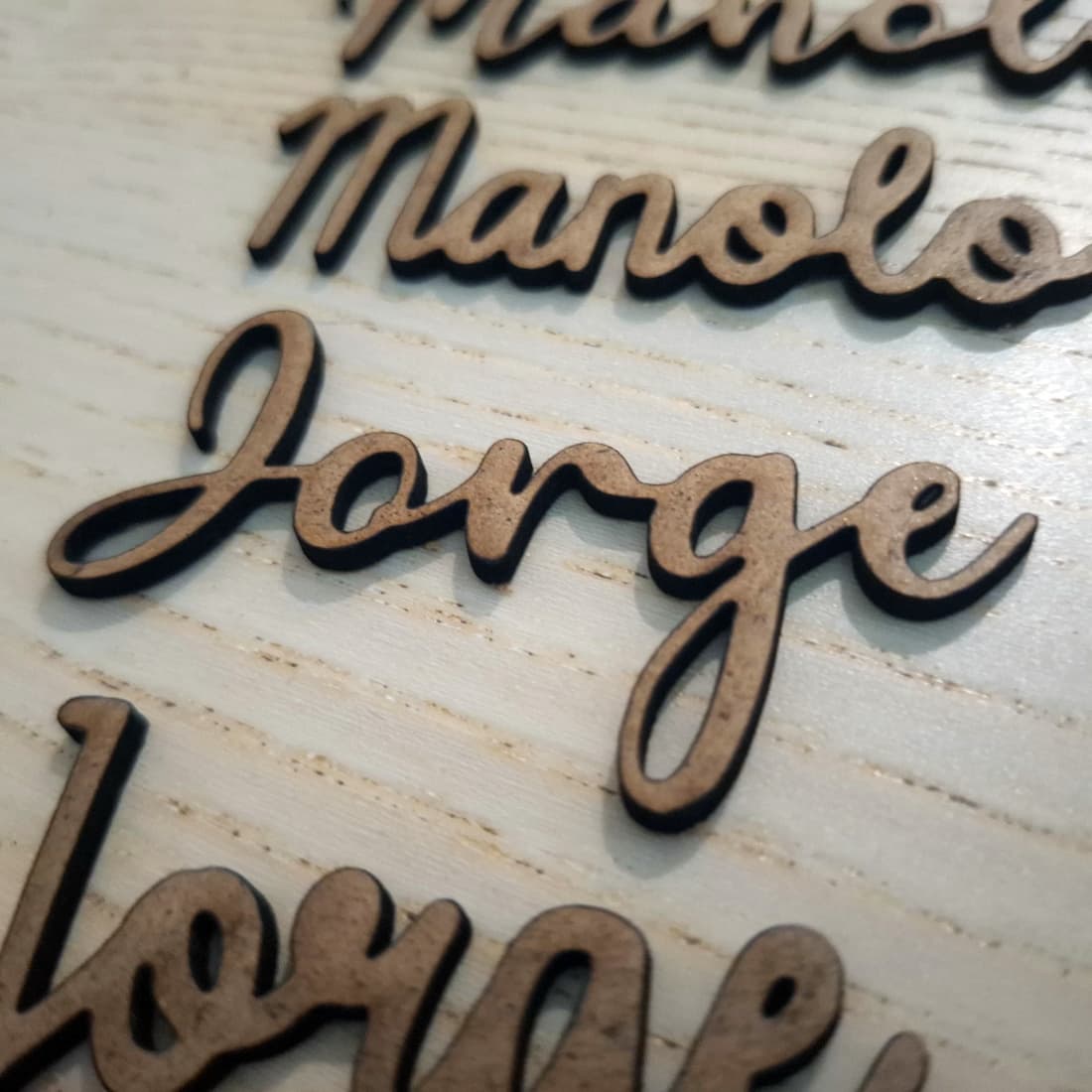 Marcasitios de madera personalizados para bodas y eventos - Imagen 9