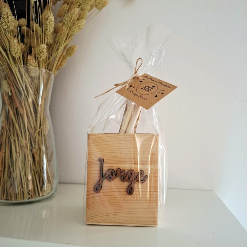 Portalápices de madera con nombre