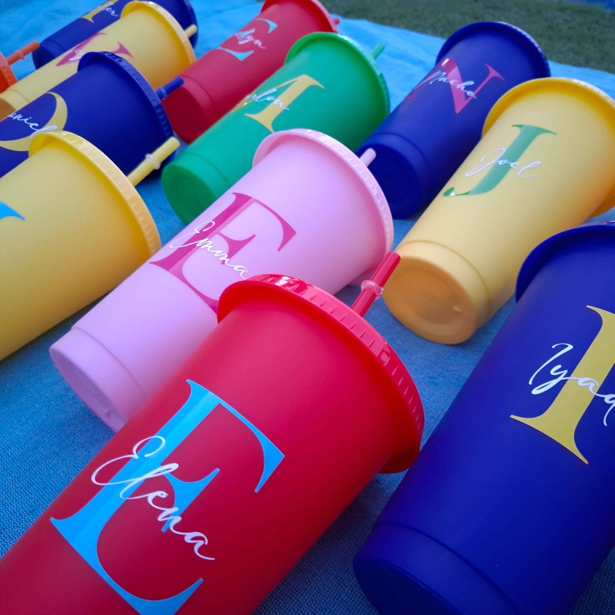 Vasos reutilizables variados