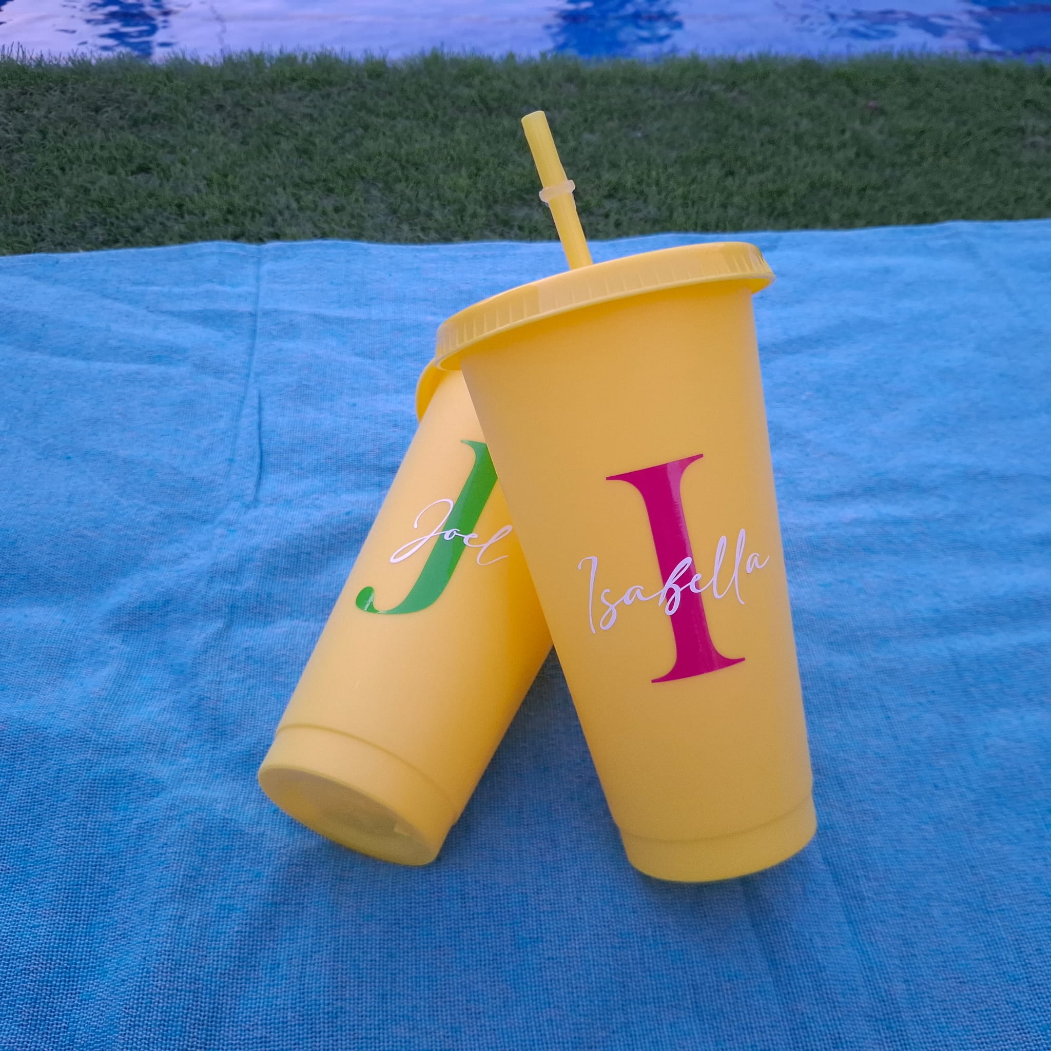 Vasos reutilizables amarillos