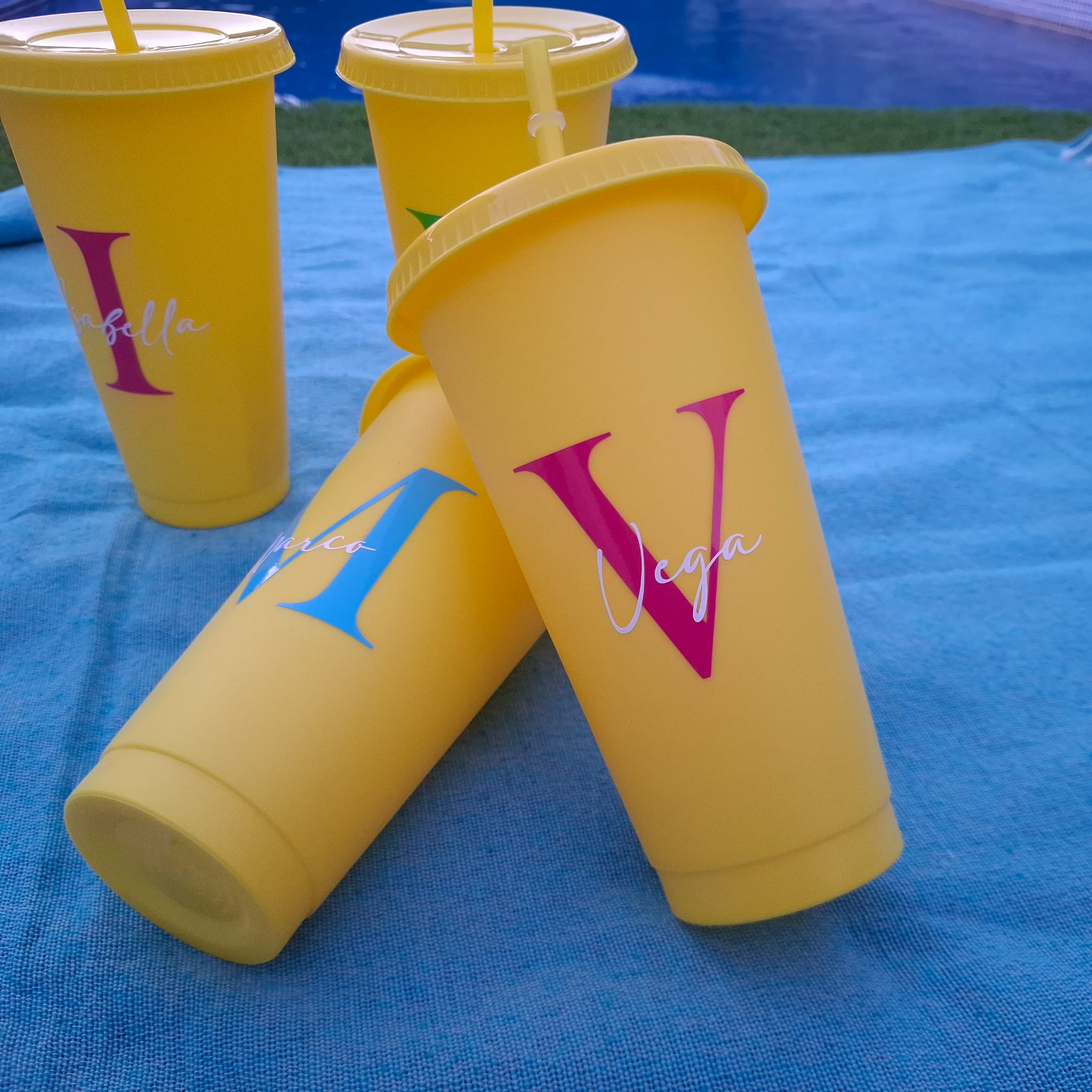 Vasos reutilizables amarillos