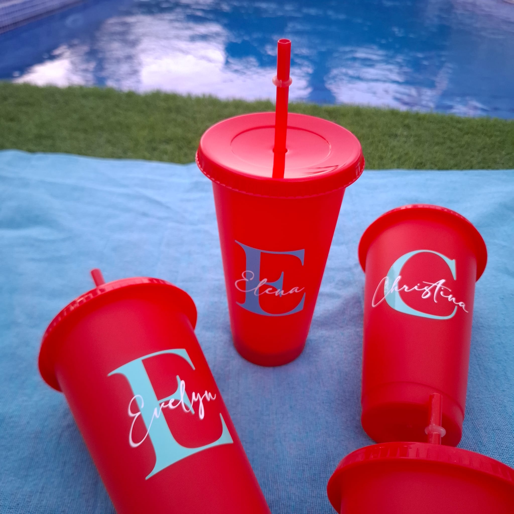 Vasos reutilizables rojos