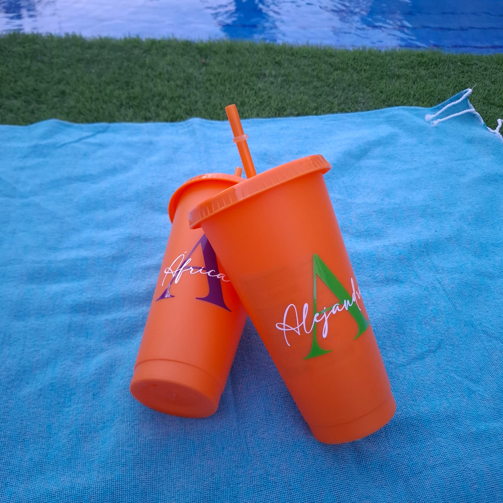 Vasos reutilizables naranjas