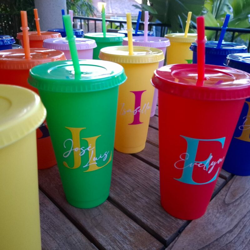 vasos reutilizables con tapa y pajita