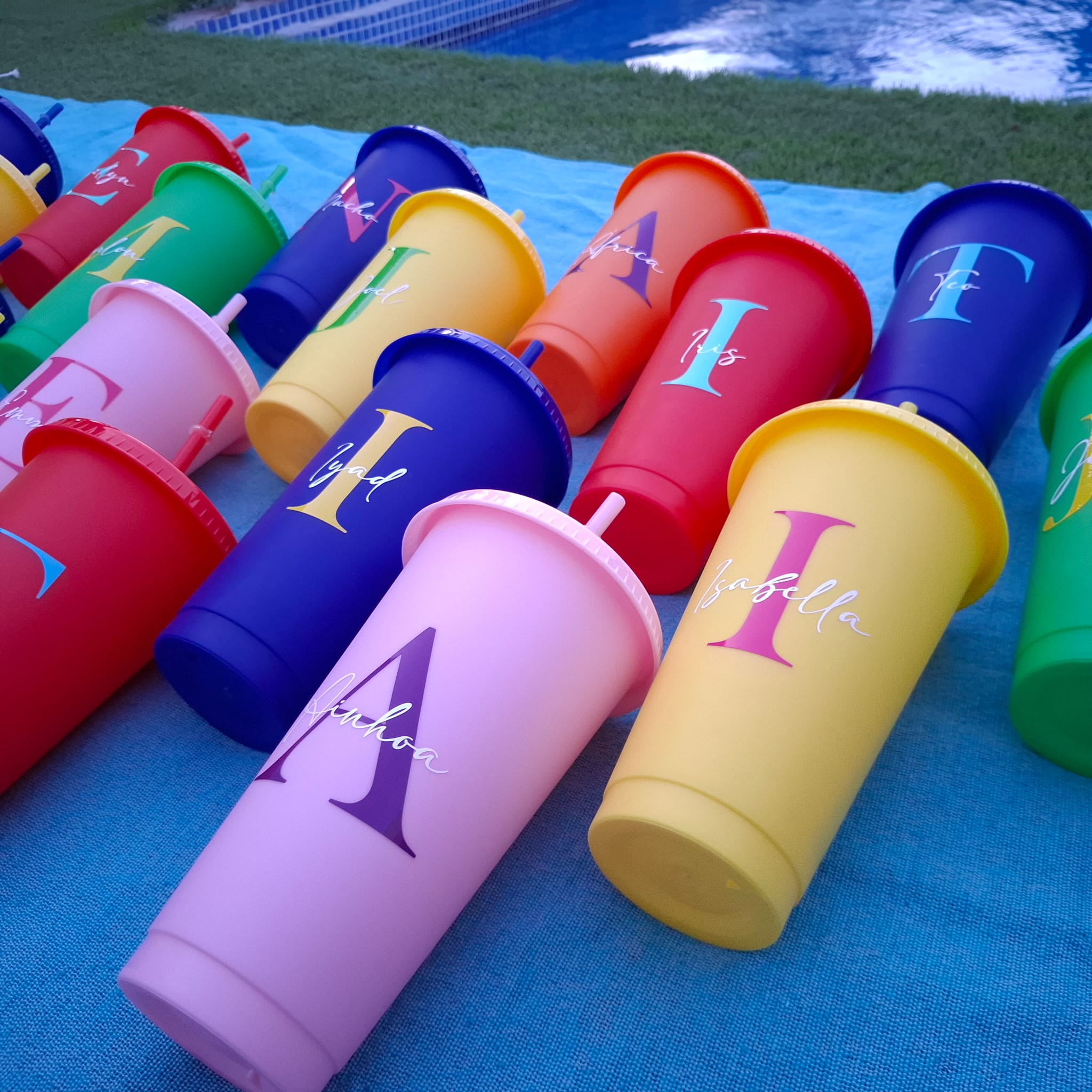 Vasos reutilizables variados