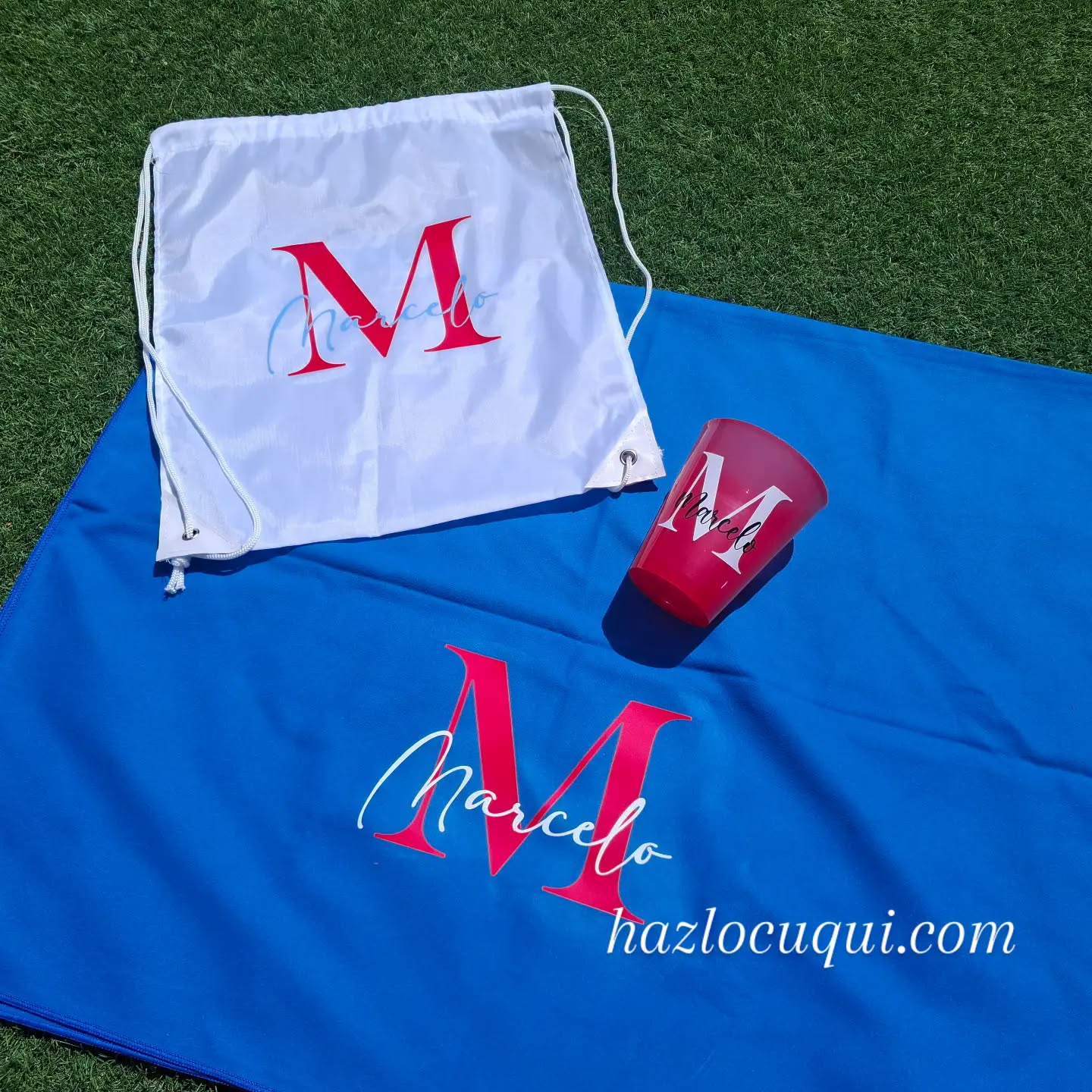 Pack verano personalizado con toalla de microfibra 150x75 cm, mochila de cuerdas y vaso reutilizable personalizado con inicial y nombre para playa y piscina.